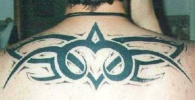 男性背部黑色的部落符号纹身图案