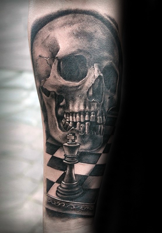 小臂黑灰风格骷髅与象棋图纹身图案