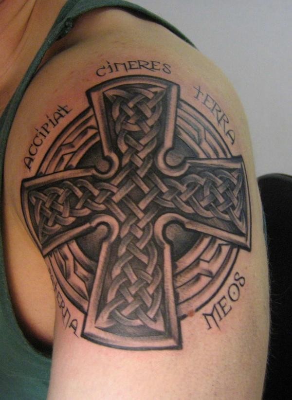 手臂凯尔特铁十字架与字符纹身图案