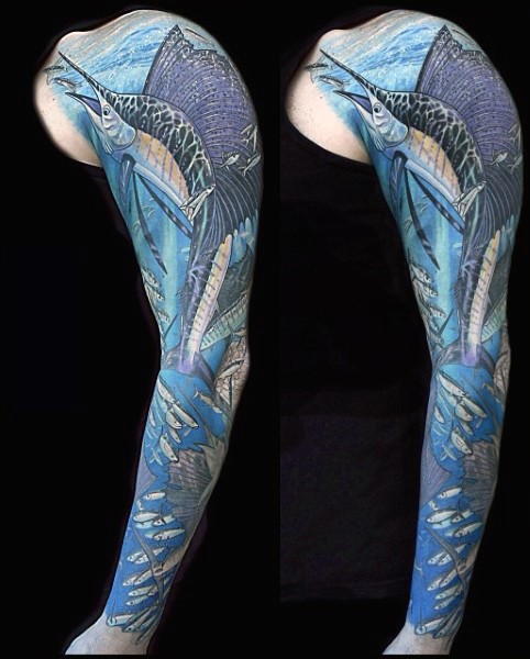 手臂非常漂亮的多彩鱼纹身图案