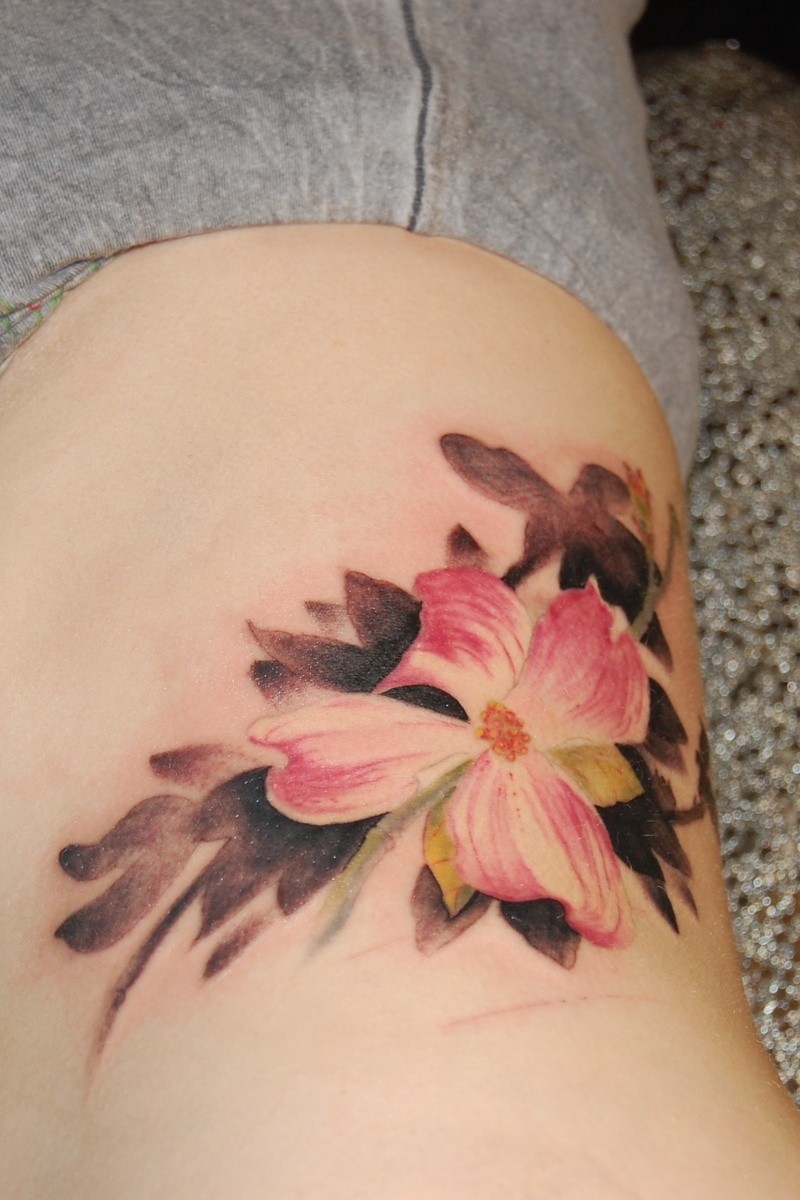腰部粉红色的山茱萸花纹身图案