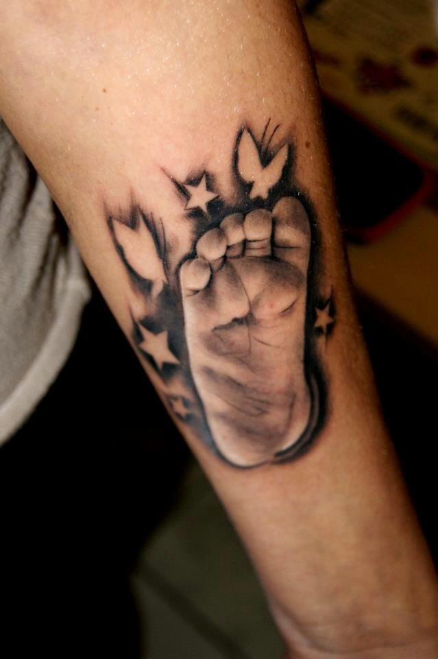 手臂蝴蝶和星星婴儿脚印纹身图案