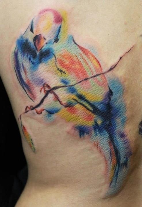 腰部水彩可爱小鸟纹身图案