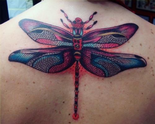 背部五颜六色的大蜻蜓纹身图案