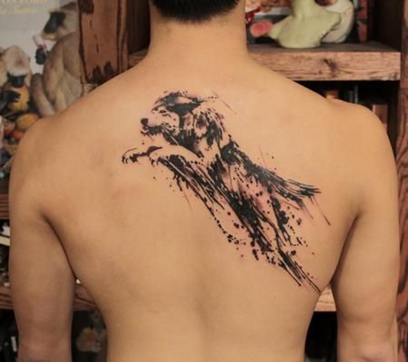 背部可爱的黑色水彩跳跃狼纹身图案