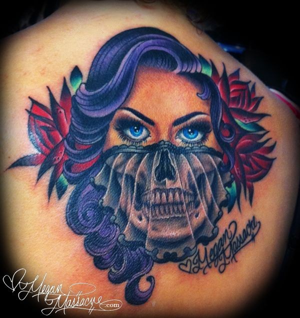 背部华丽的彩色女人脸与骷髅纹身图案