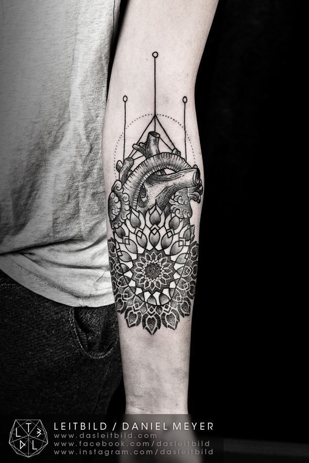 手臂有趣的花卉与心脏结合纹身图案