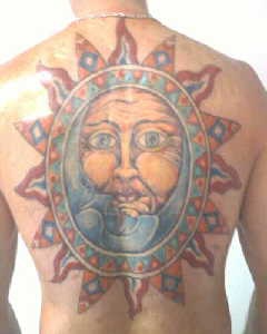 背部太阳和月亮彩色纹身图案