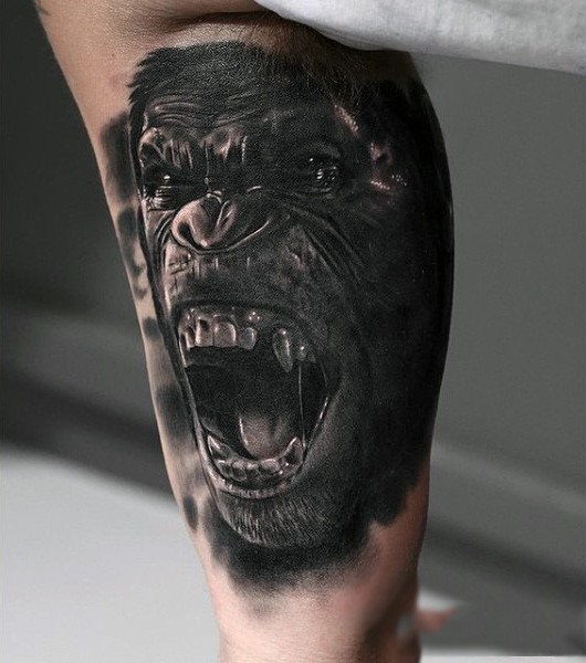 华丽的黑白写实愤怒大猩猩手臂纹身图案