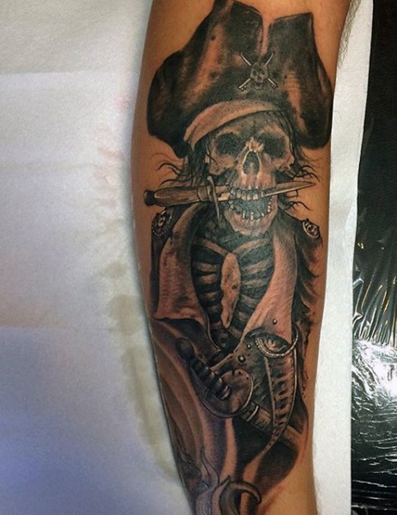 手臂难以置信的古老黑白海盗骨架纹身图案