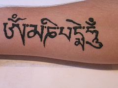 手臂上的印度教佛教经文字符纹身图案