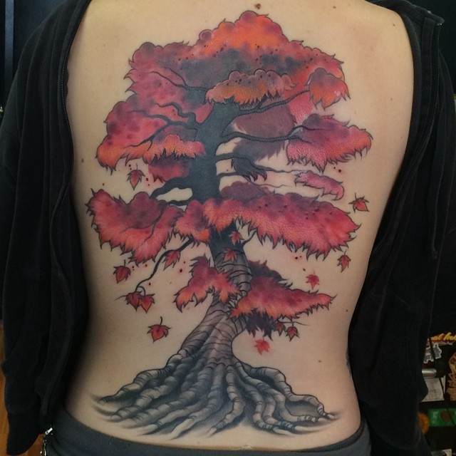 背部亚洲风格的美丽枫叶树彩绘纹身图案