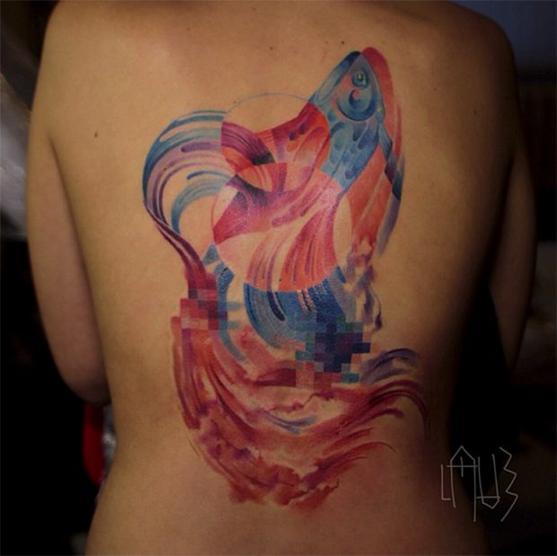 背部水彩风格的美丽创意鱼纹身图案