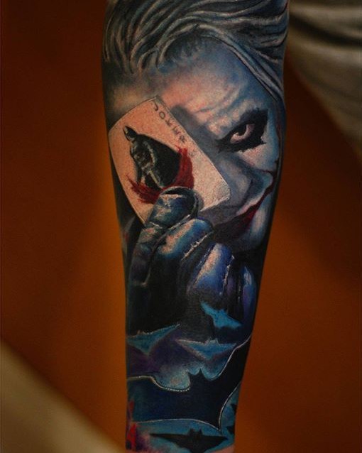 手臂可怕的写实小丑与蝙蝠侠卡片纹身图案