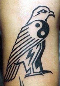 阴阳八卦符号的部落小鸟纹身图案