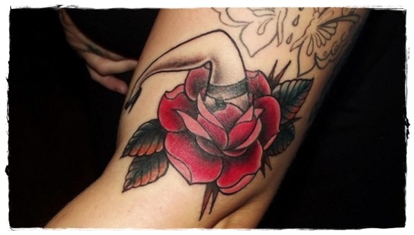 手臂大红色花朵与女人的腿纹身图案