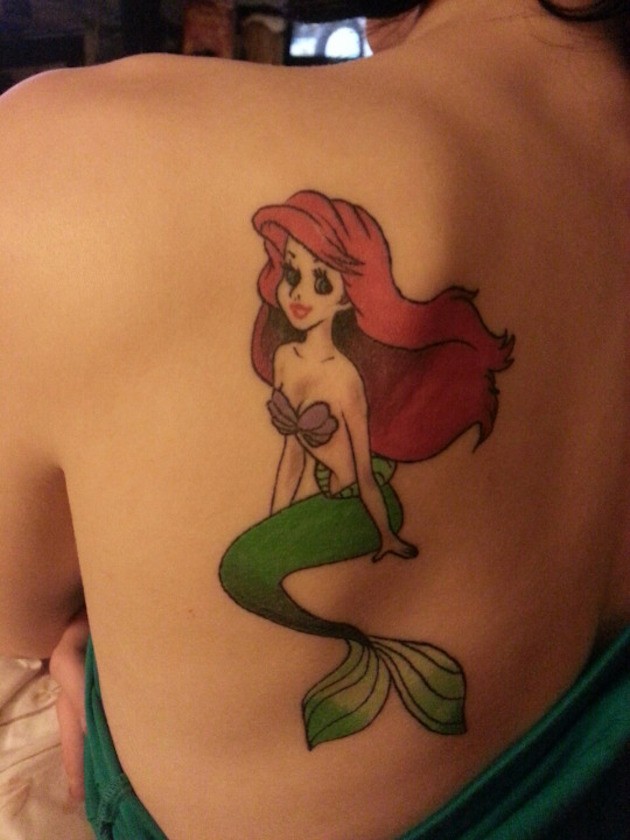 背部迷人的艾莉尔美人鱼传统彩色纹身图案