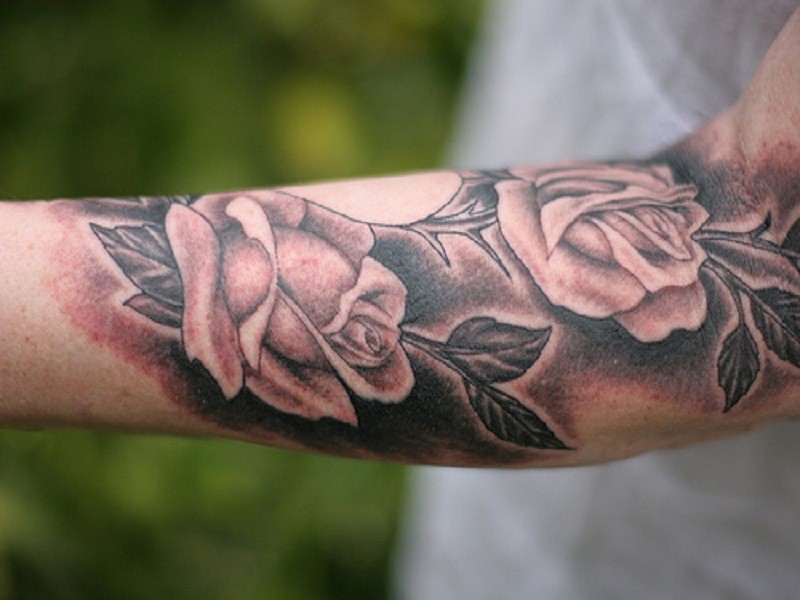 手臂黑白的玫瑰花纹身图案
