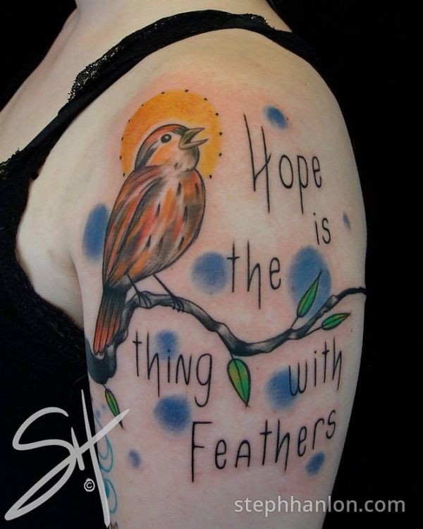 大臂树枝和字母鸟彩绘纹身图案