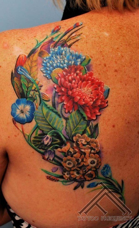 背部壮观的五彩野花纹身图案