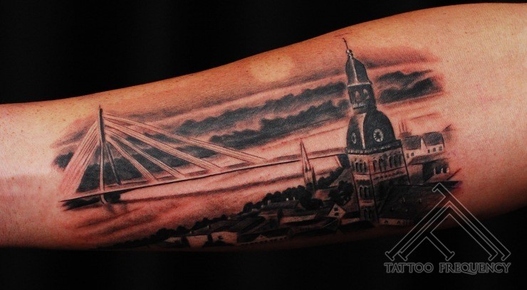 手臂惊人的夜晚城市与大桥纹身图案