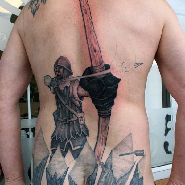 背部中世纪的弓箭手纹身图案