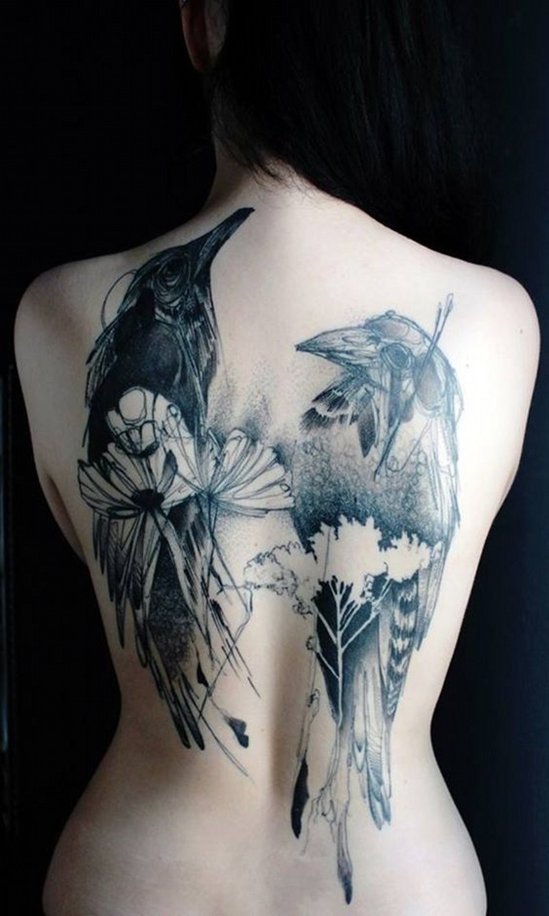 背部黑色的乌鸦花朵纹身图案