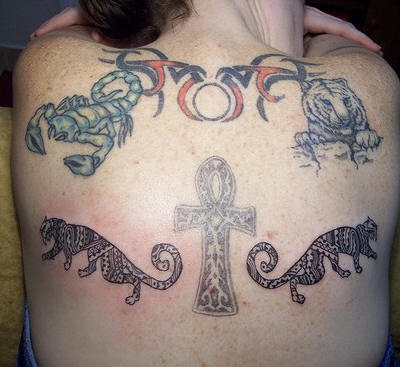背部老虎与蝎子十字架纹身图案