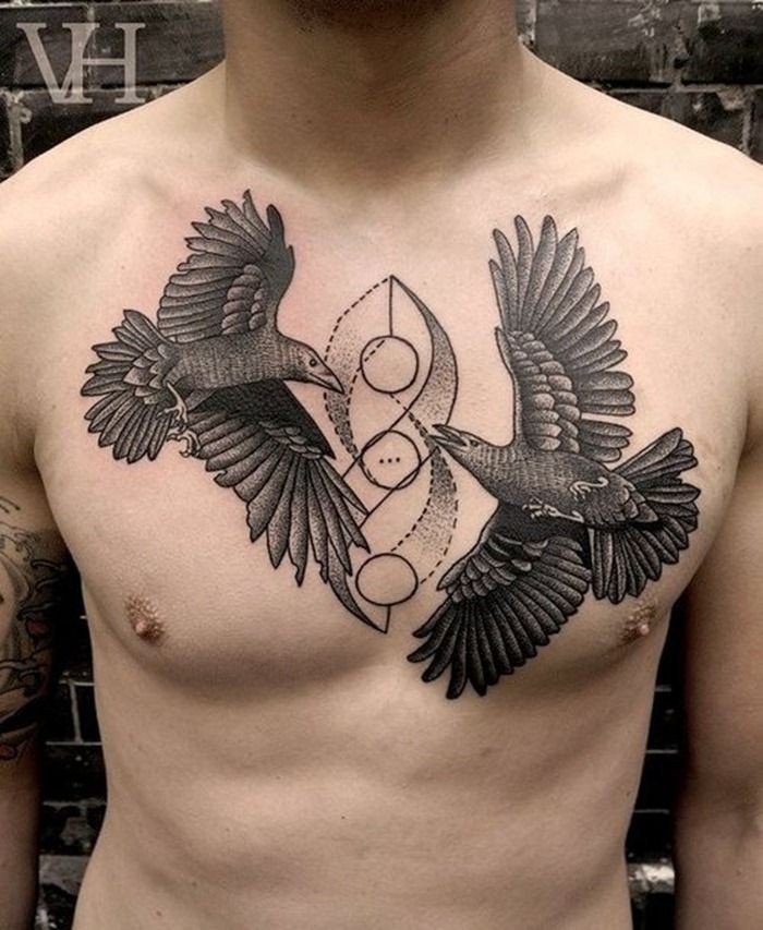 男性胸部两个对称的小鸟纹身图案