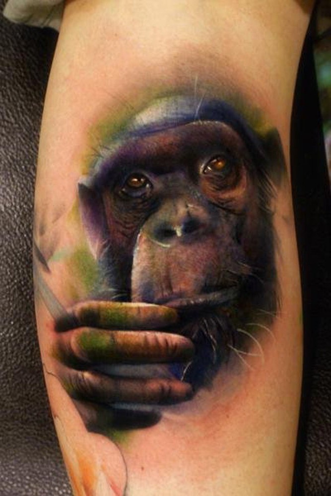 手臂悲伤逼真的彩色黑猩猩纹身图案