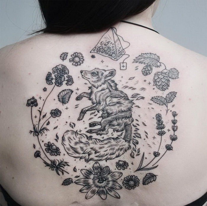 背部黑色线条的狐狸与植物纹身图案