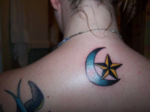 女性背部太阳和月亮彩色纹身图案