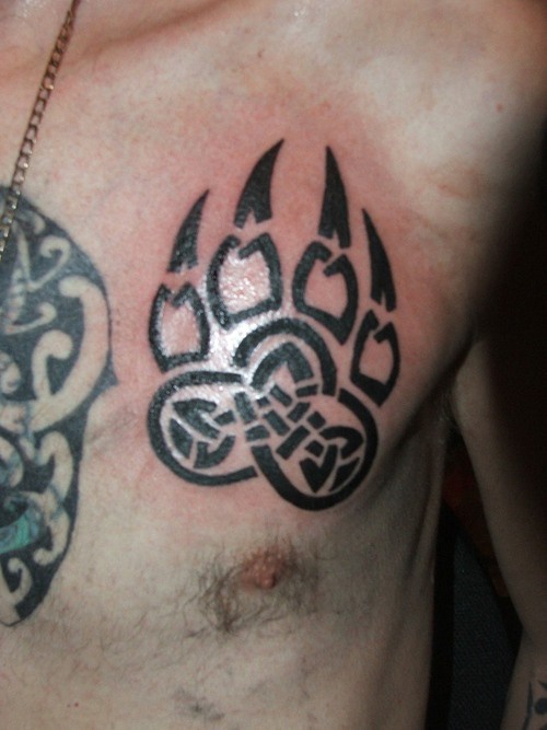 胸部凯尔特风格的熊爪印纹身图案