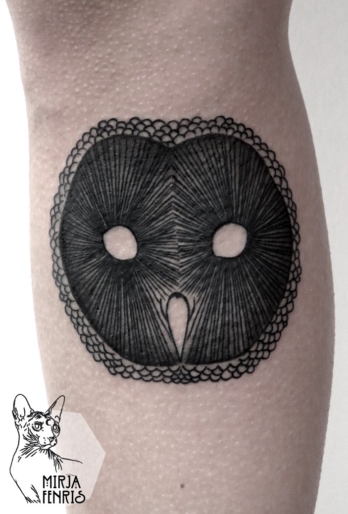 简单的黑色线条猫头鹰形面具纹身图案