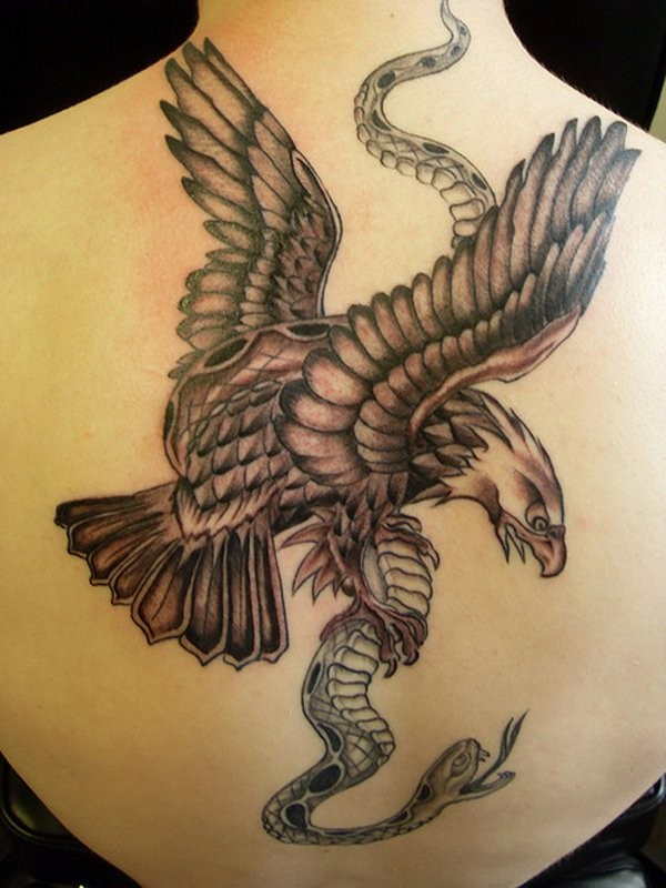 背部大鹰与蛇纹身图案