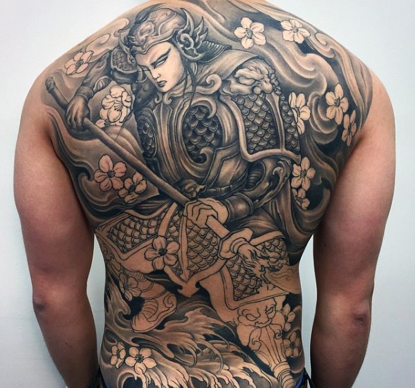 背部绚丽细致的武士和各种花卉纹身图案
