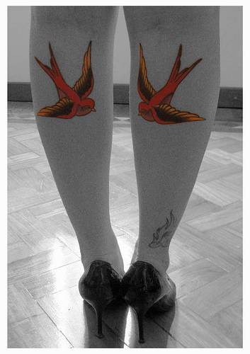 小腿两只彩色的小鸟纹身图案