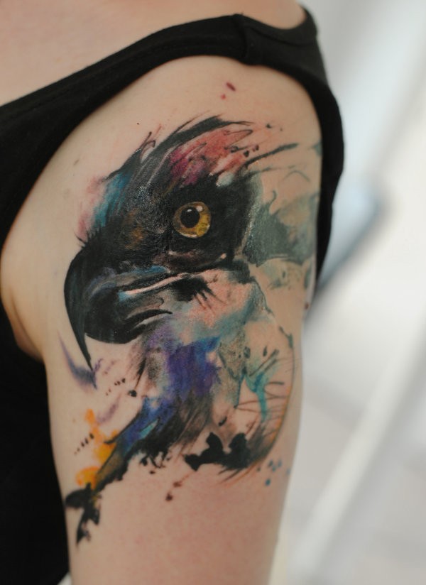 大臂水彩鹰头纹身图案
