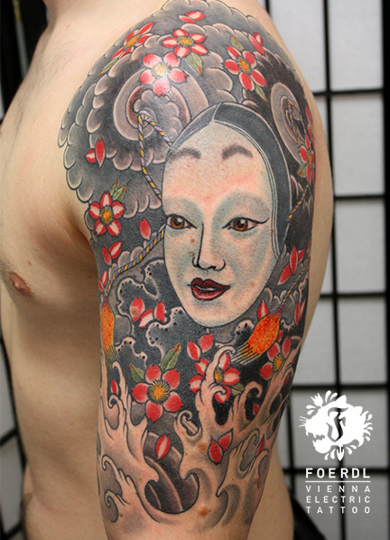 大臂卡通风格的五彩女人面具花朵纹身图案