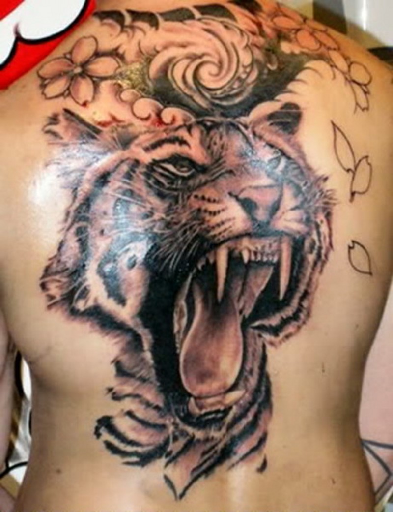 背部写实的彩色咆哮虎和花朵纹身图案