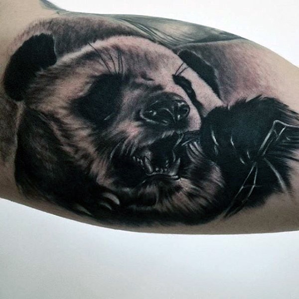 大臂令人印象深刻可爱的熊猫纹身图案