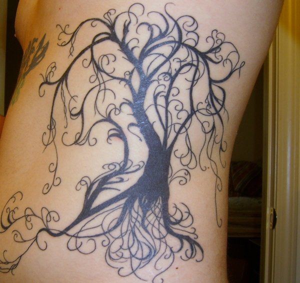 美丽的树图腾侧肋纹身图案