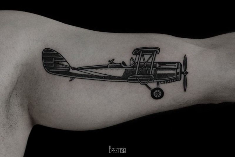 大臂黑色的老式飞机纹身图案