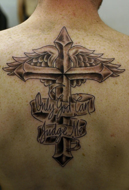 背部十字架和翅膀字母纹身图案
