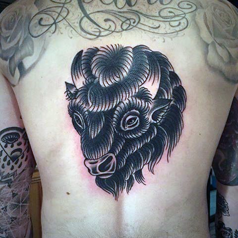 背部old school黑色牦牛头纹身图案