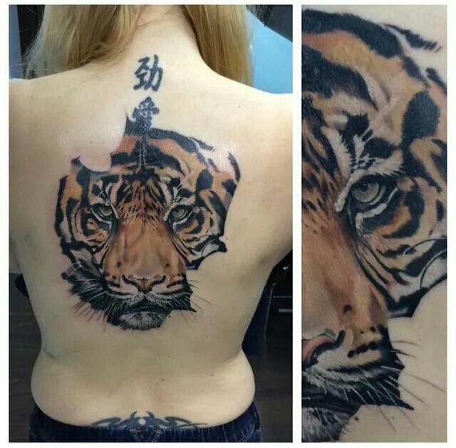 女生背部彩色的老虎与汉字纹身图案