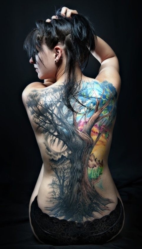 女生满背彩色的树纹身图案