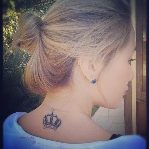 女孩背部灰色的皇冠纹身图案