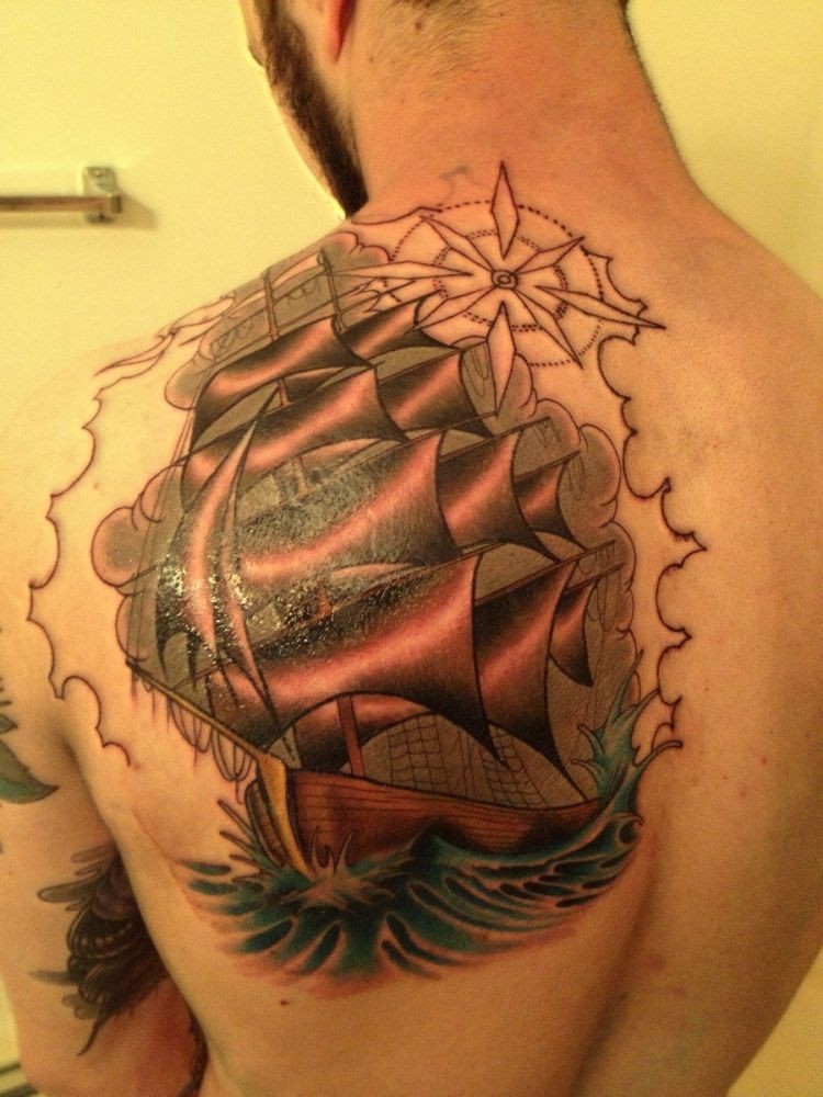 背部美丽的帆船海面纹身图案