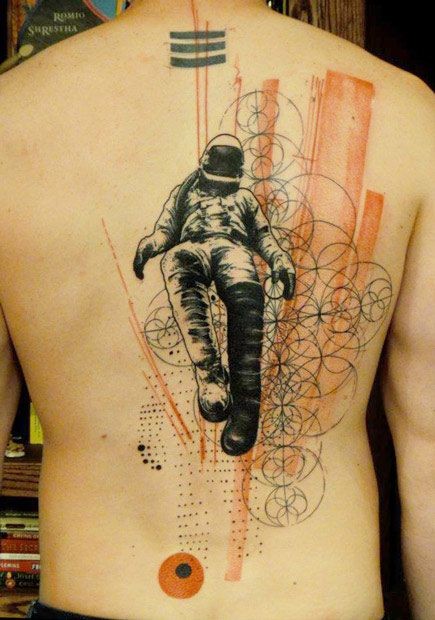 背部宇航员和神秘圆形装饰纹身图案